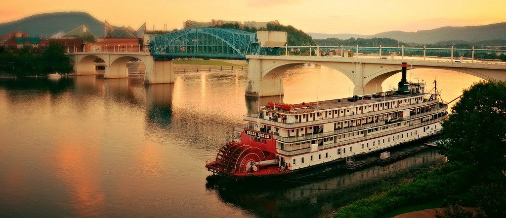 Moored Delta Queen, bridge and mountains in the background (foto by Roland 22 -flickr)